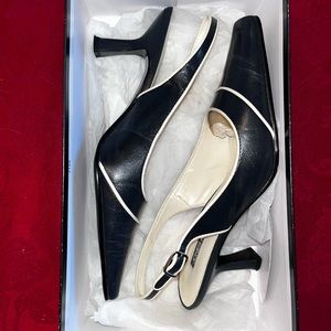 Vintage Jones New York Navy Blue sling back shoes with pussycat heel.
